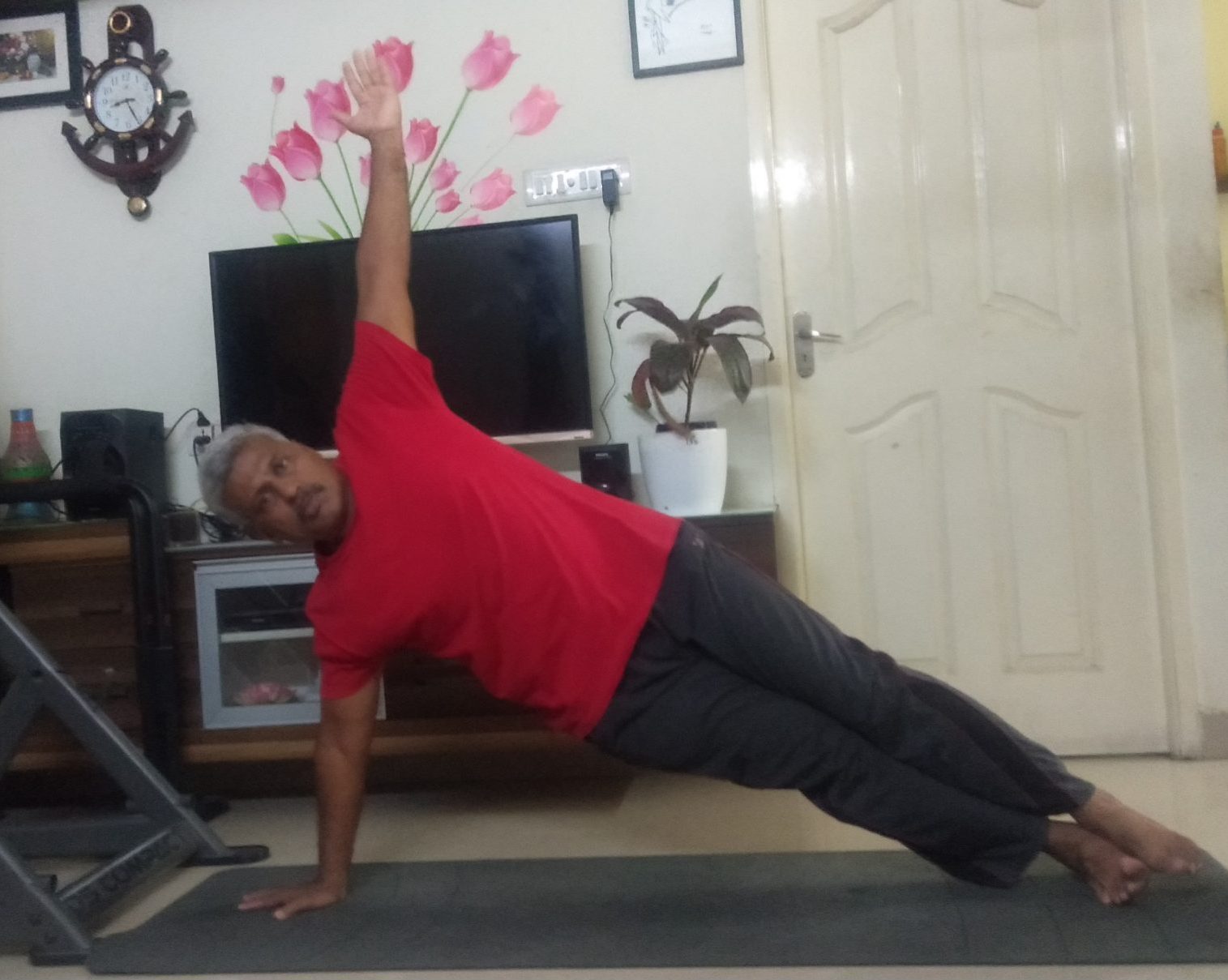 Ayurveda Kapha-Pacifying Yoga: Side Plank | Banyan Botanicals